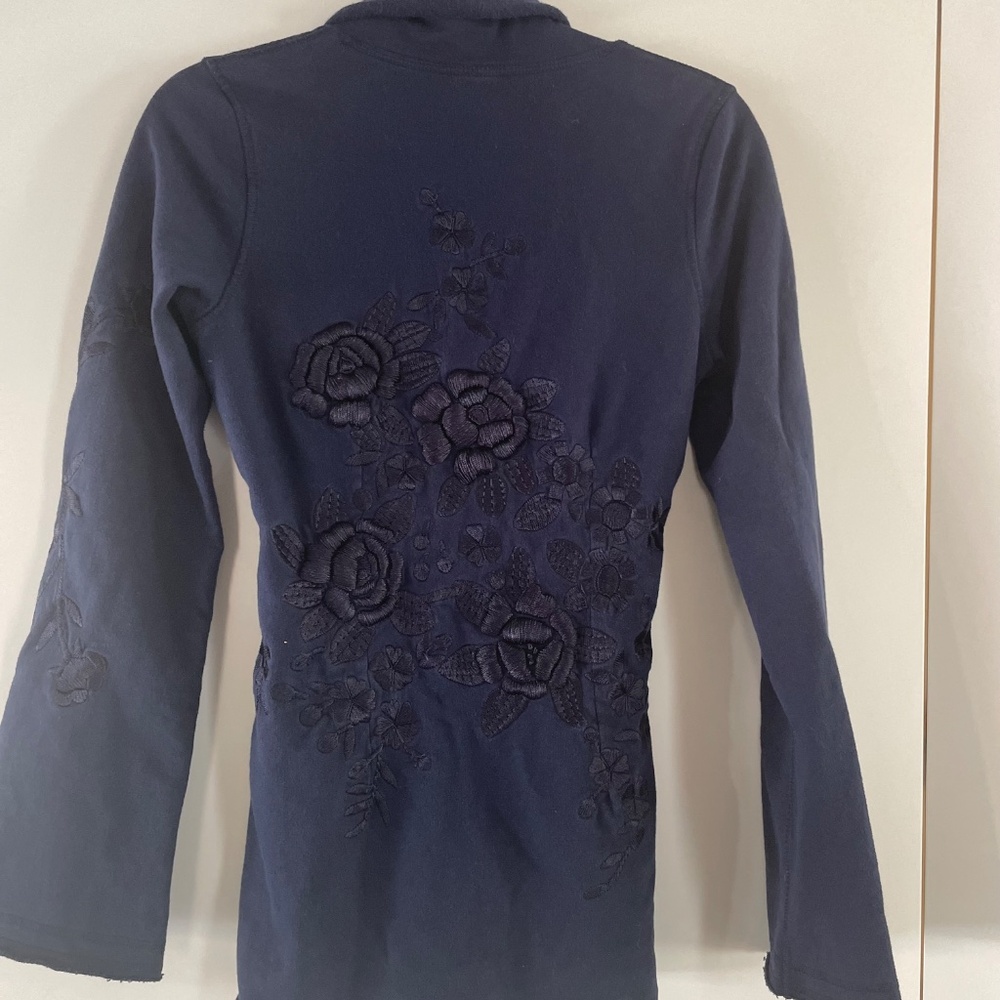 Lucky Brand 100% Cotton Wrap with Embroidery Design on Back and Sleeves - Picture 3 of 5